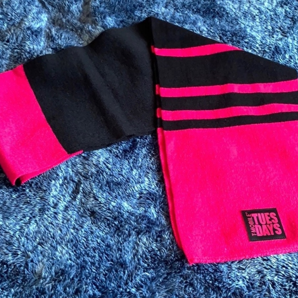 Black & Magenta T-Mobile Tuesday’s Scarf New In Bag - Picture 8 of 16